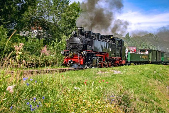 Fichtelbergbahn Erzgebirge mit Fahrgästen